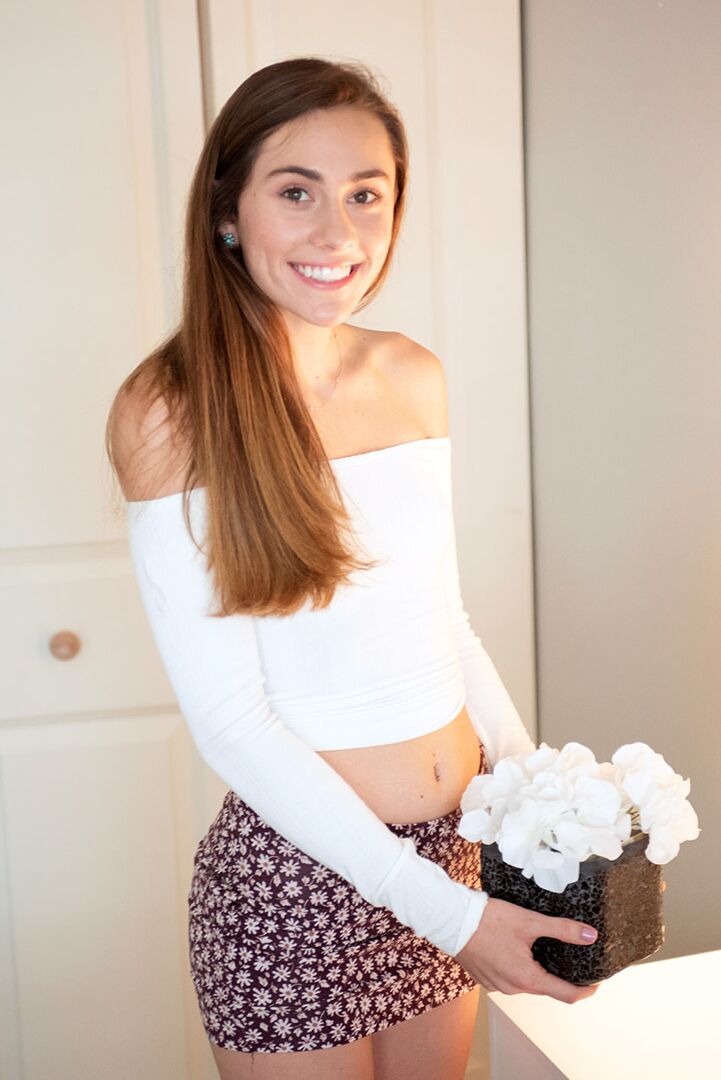 16P La joven amateur Mackenzie Mace descubre su pecho casi plano encima de su cama