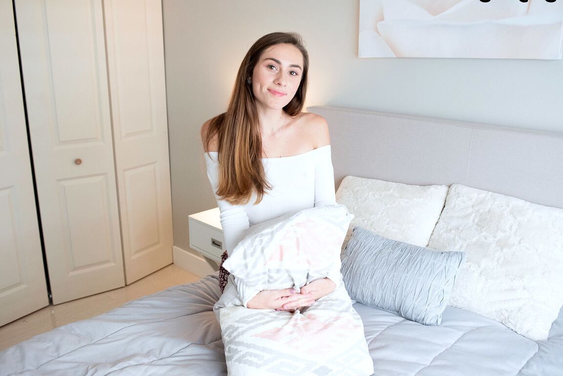 16P La joven amateur Mackenzie Mace descubre su pecho casi plano encima de su cama