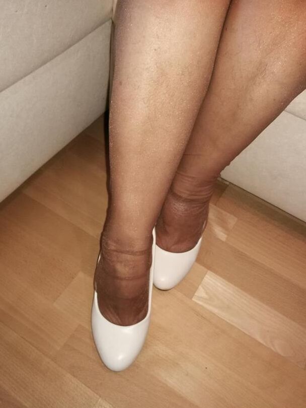 20P Abuela traviesa expone sus tetas mientras se cambia de ropa en medias de nailon y tacones