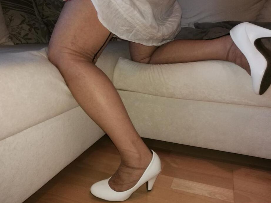 20P Abuela traviesa expone sus tetas mientras se cambia de ropa en medias de nailon y tacones