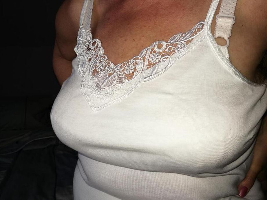 20P Abuela traviesa expone sus tetas mientras se cambia de ropa en medias de nailon y tacones