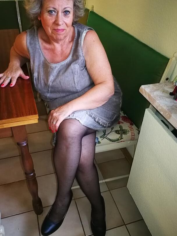 20P Abuela traviesa expone sus tetas mientras se cambia de ropa en medias de nailon y tacones