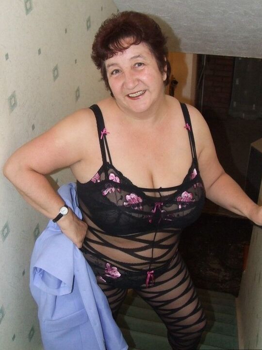20P Mulher gorda e madura Kinky Carol exibe sua buceta careca em uma meia sem virilha