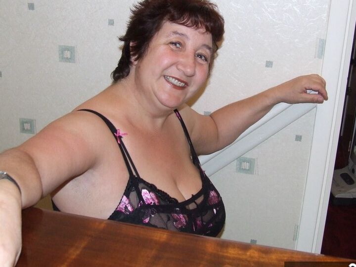 20P Mulher gorda e madura Kinky Carol exibe sua buceta careca em uma meia sem virilha