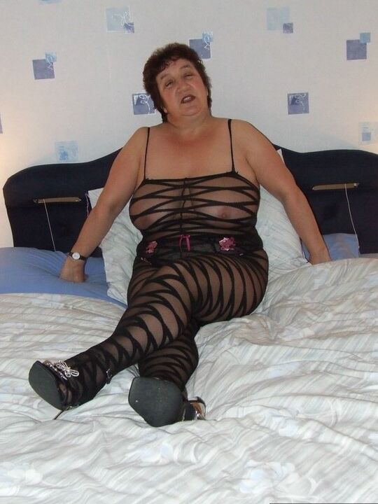 20P Mulher gorda e madura Kinky Carol exibe sua buceta careca em uma meia sem virilha
