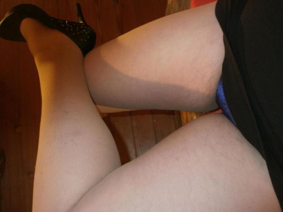 20P La madura amateur Caro se cambia los tacones y las medias durante una acción sin desnudos
