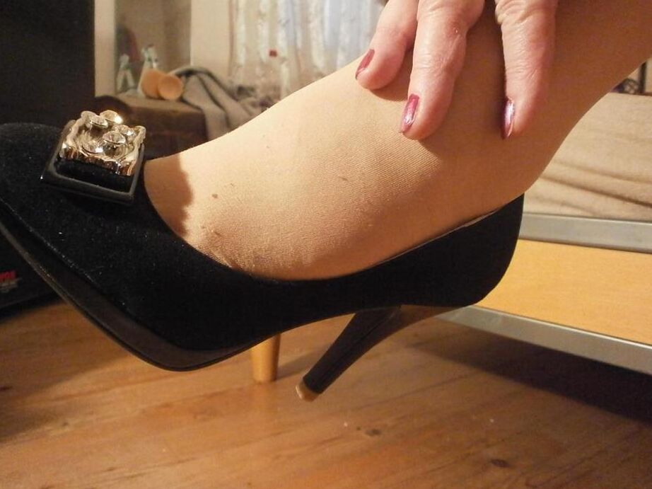 20P La madura amateur Caro se cambia los tacones y las medias durante una acción sin desnudos