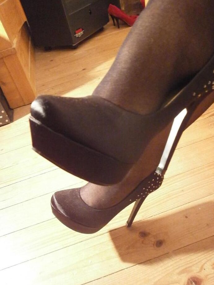 20P La madura amateur Caro se cambia los tacones y las medias durante una acción sin desnudos
