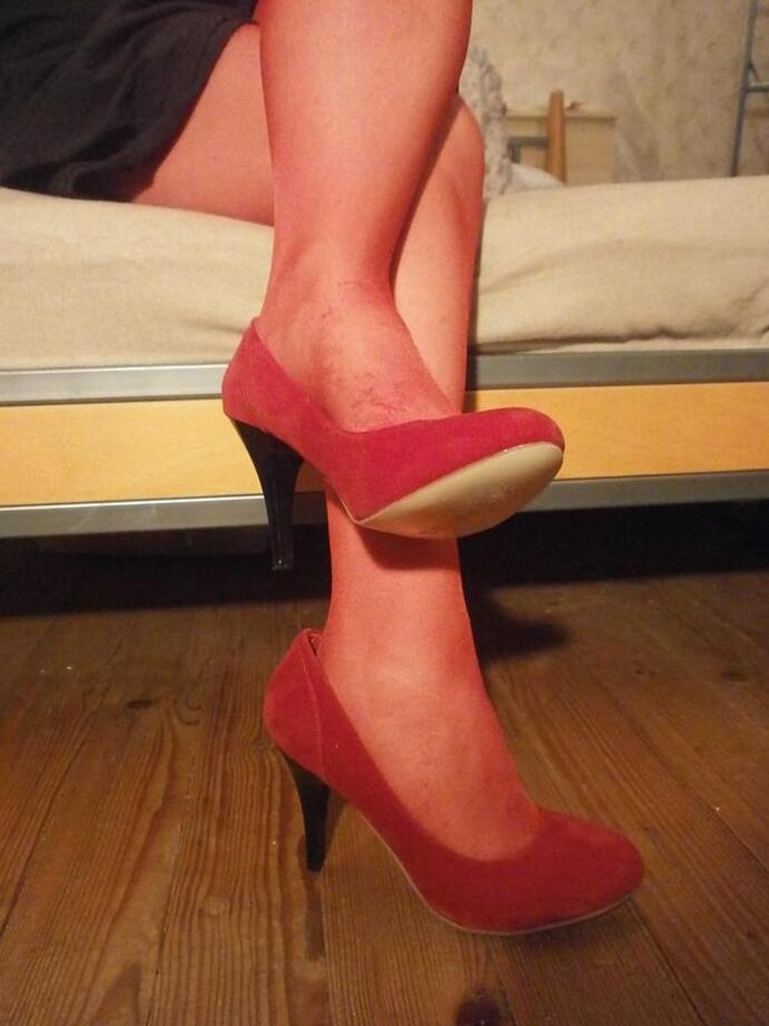 20P La madura amateur Caro se cambia los tacones y las medias durante una acción sin desnudos