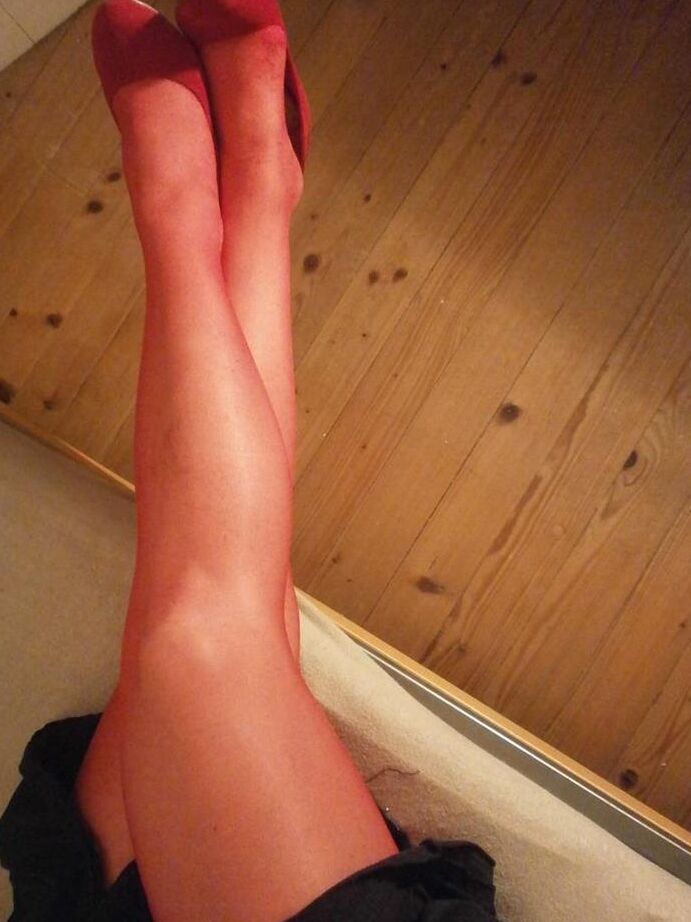 20P La madura amateur Caro se cambia los tacones y las medias durante una acción sin desnudos