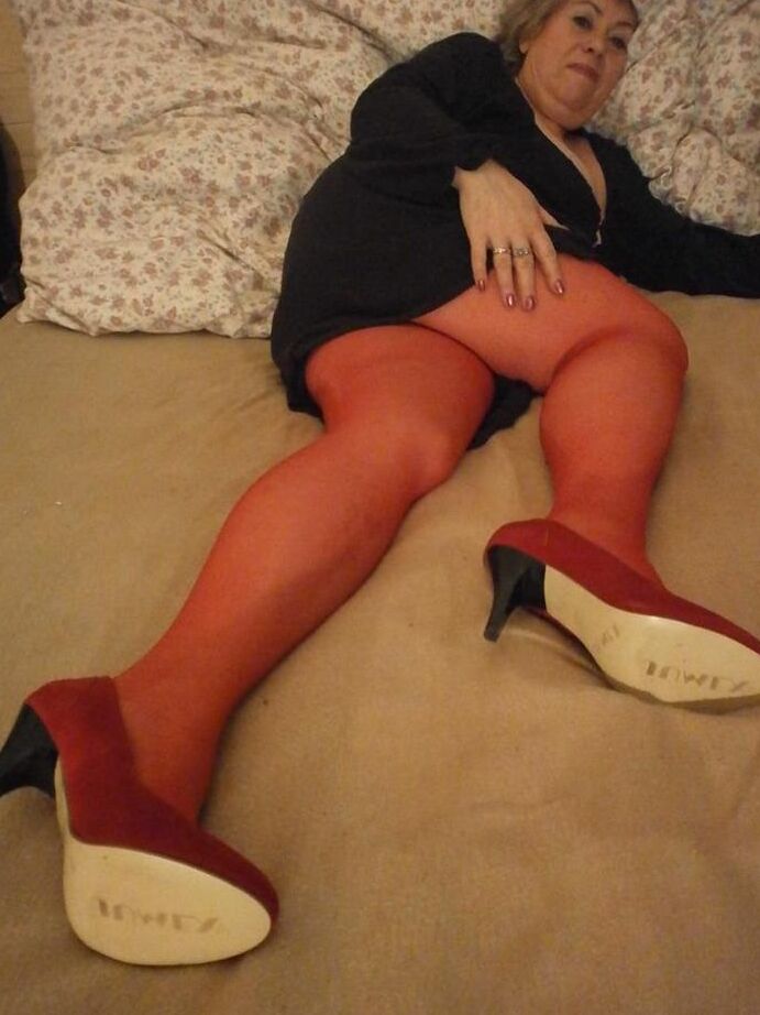 20P La madura amateur Caro se cambia los tacones y las medias durante una acción sin desnudos