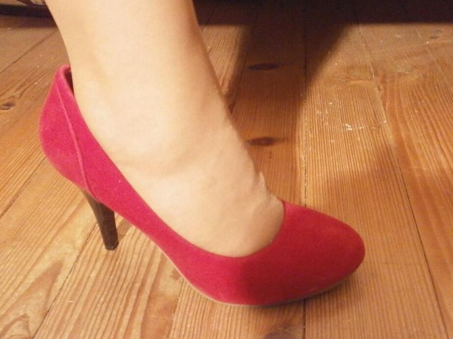 20P La madura amateur Caro se cambia los tacones y las medias durante una acción sin desnudos