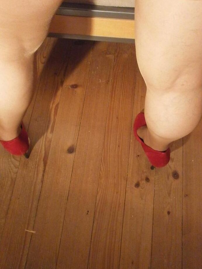 20P La madura amateur Caro se cambia los tacones y las medias durante una acción sin desnudos