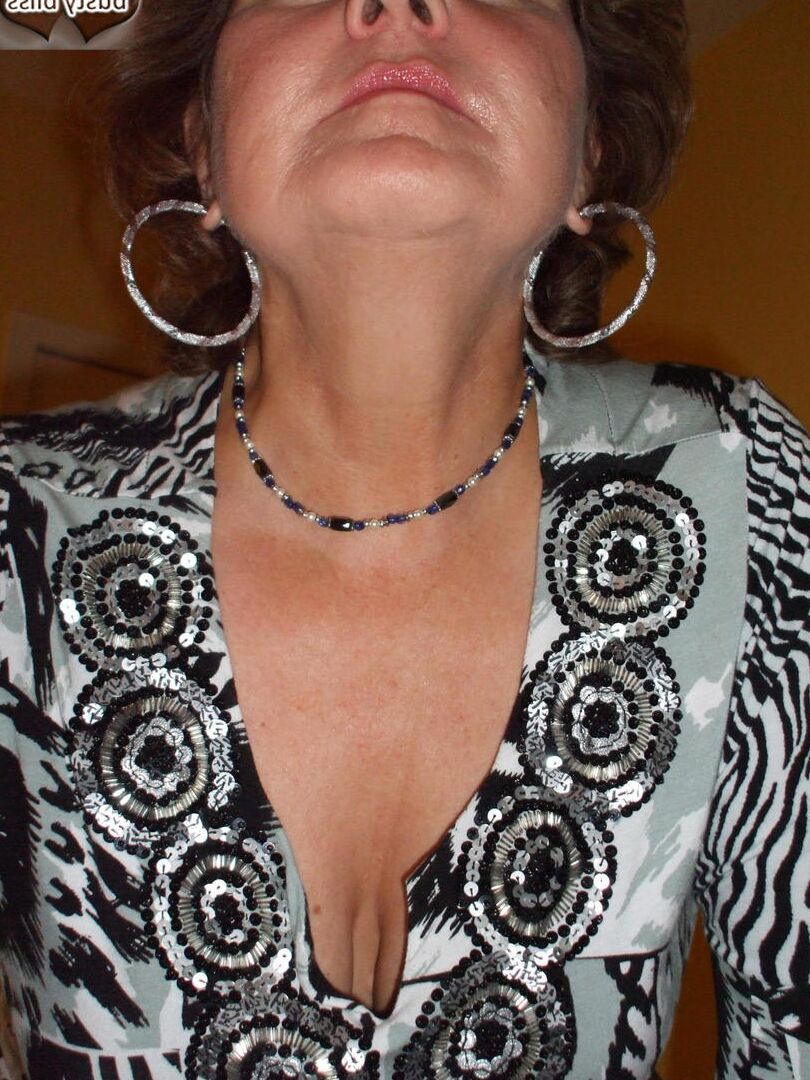 20P Madura amateur Busty Bliss libera su raja calva de un vestido y pantimedias