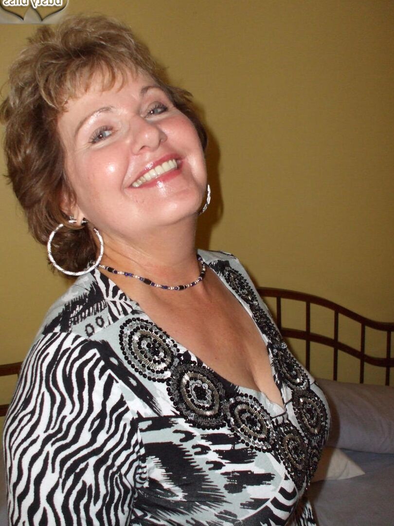 20P Madura amateur Busty Bliss libera su raja calva de un vestido y pantimedias