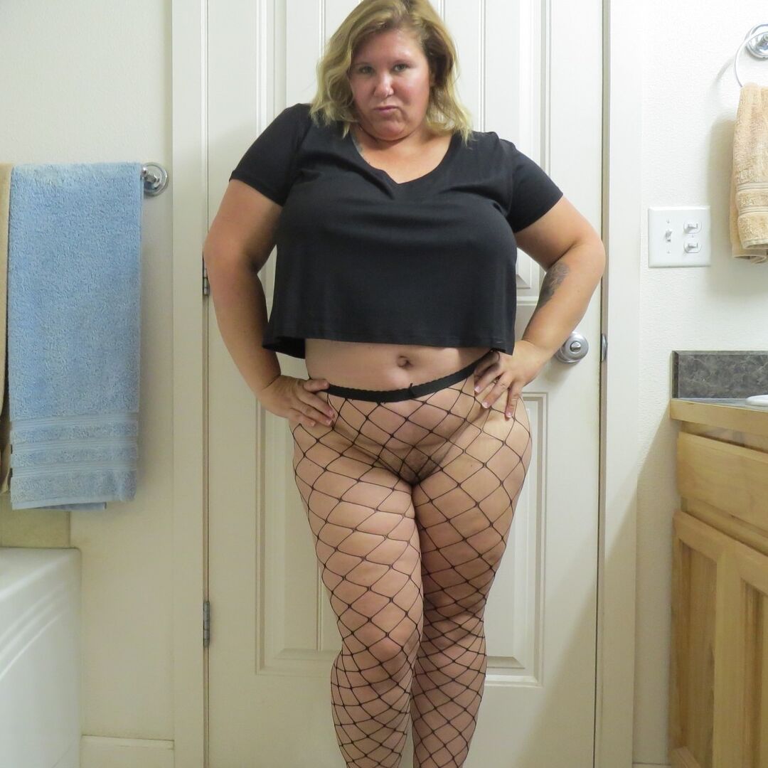 20P La tetona amateur con sobrepeso Krisann muestra sus grandes tetas en pantimedias de rejilla