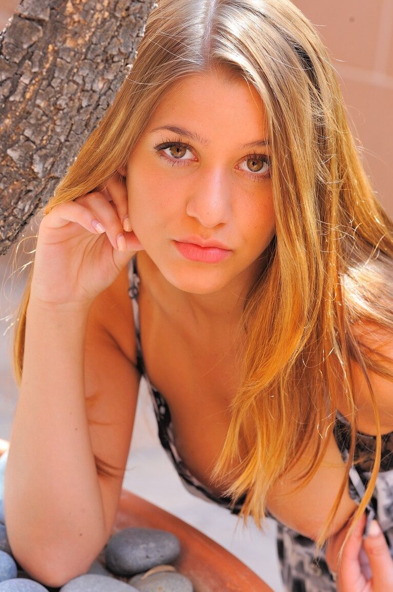 21P La maravillosa amateur Nicole mostrando su sexy botín y su coño en público