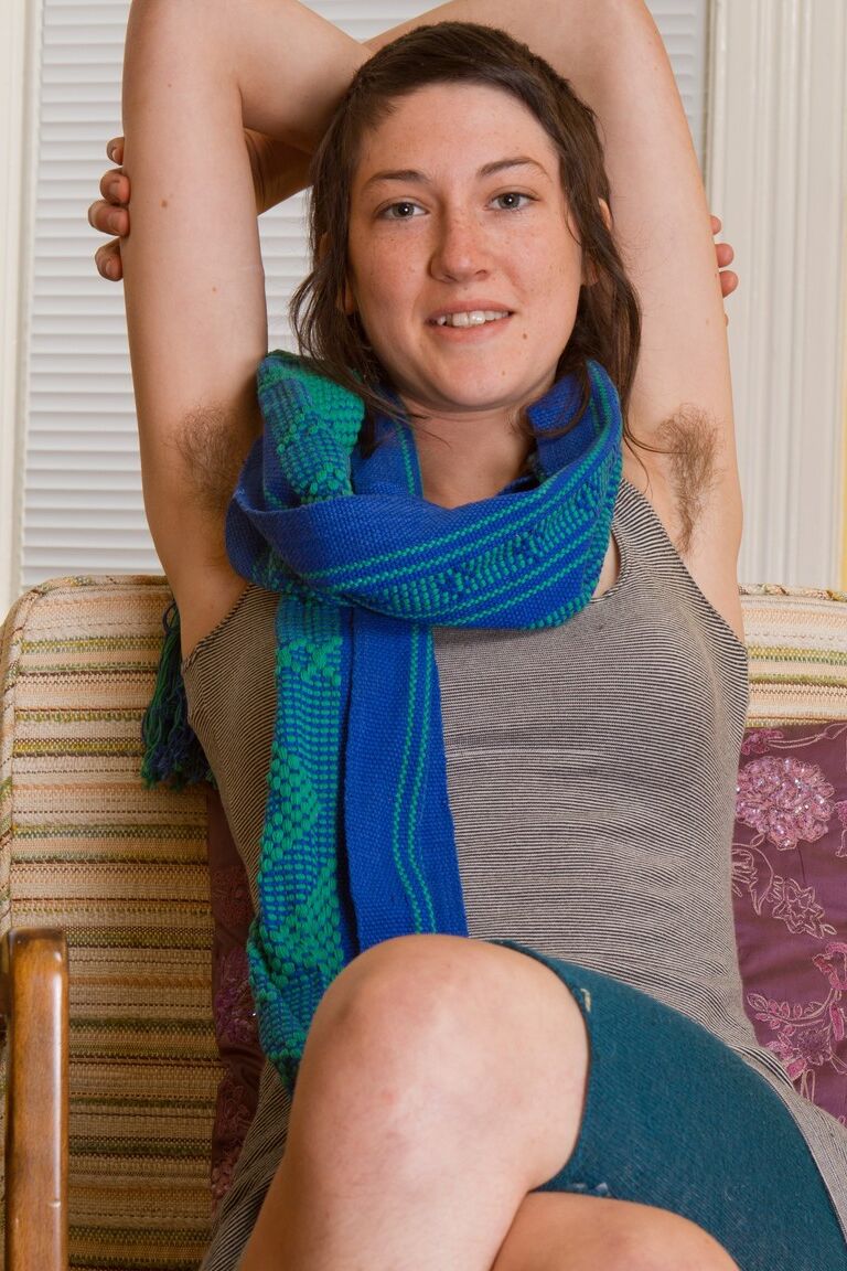 21P Hippie May muestra descaradamente su cuerpo peludo