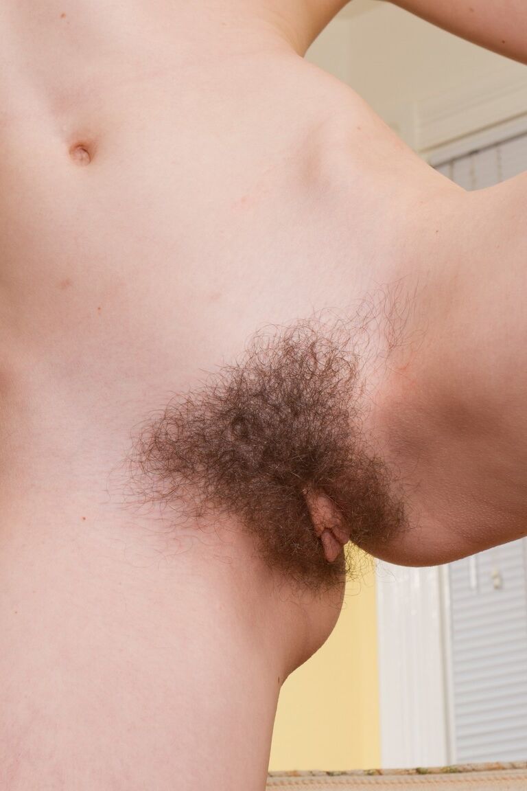 21P Hippie May muestra descaradamente su cuerpo peludo