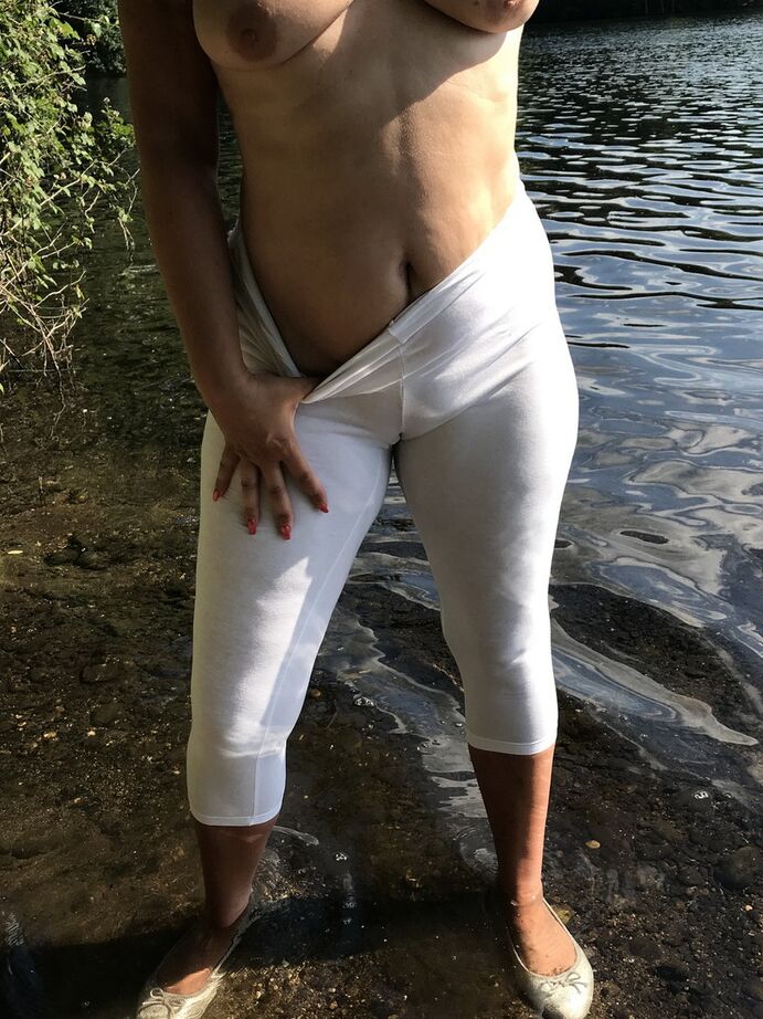 20P La rubia de mediana edad Sweet Susi muestra sus tetas en el lago en pantimedias mojadas