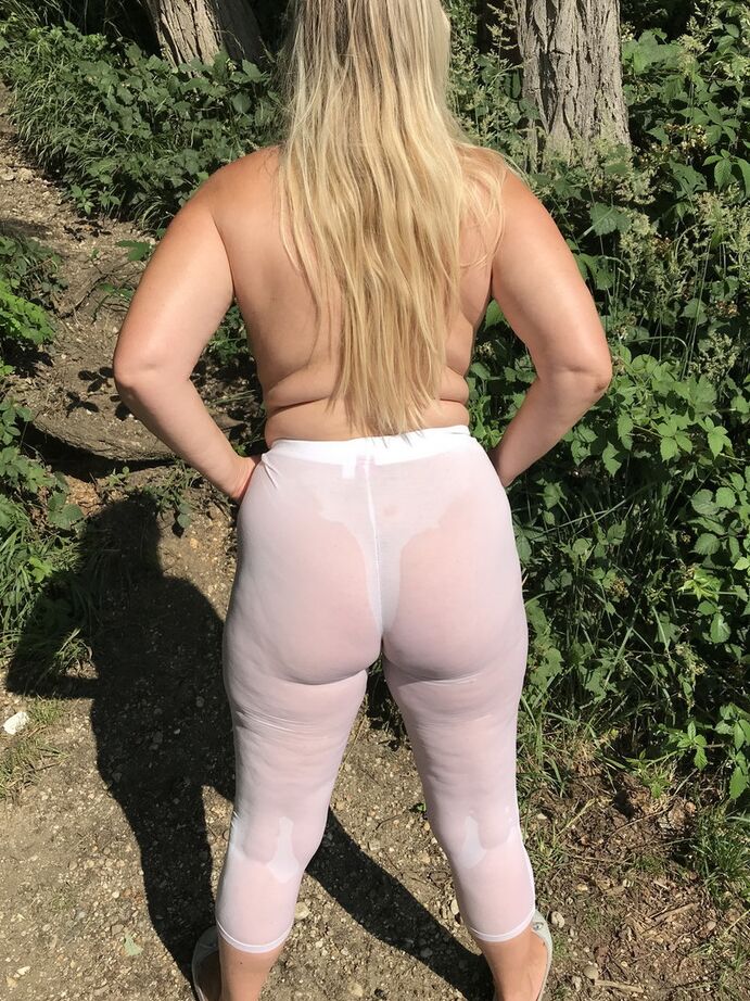 20P La rubia de mediana edad Sweet Susi muestra sus tetas en el lago en pantimedias mojadas