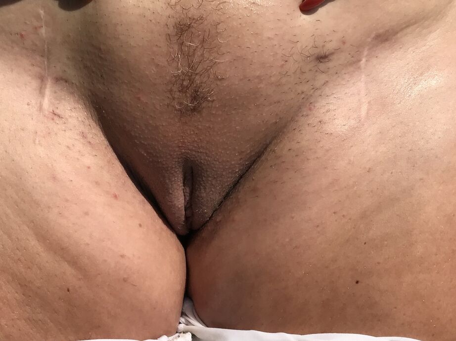 20P La rubia de mediana edad Sweet Susi muestra sus tetas en el lago en pantimedias mojadas