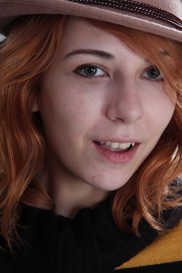 16P-Upskirt-Ansicht der rasierten Muschi des Teenie-Luders Nancy Reid