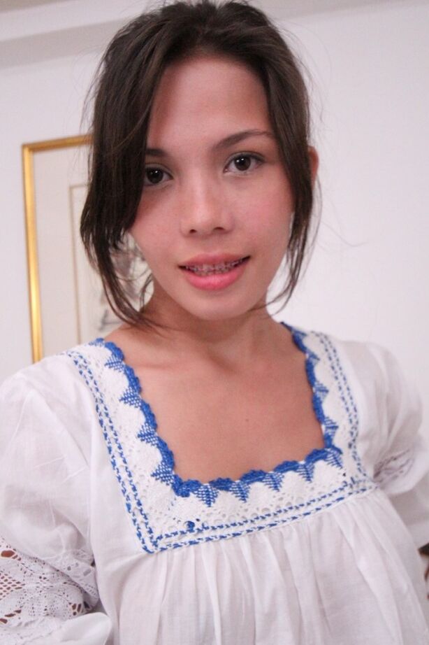 20P A fofa asiática Ann perde a roupa e apresenta seus peitos minúsculos e sua vulva