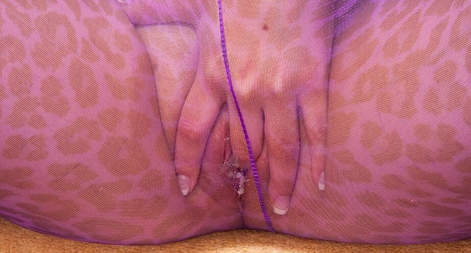 16P Amateur-Babe Lilly mit großen Titten zeigt ihre brandneuen Strumpfhosen