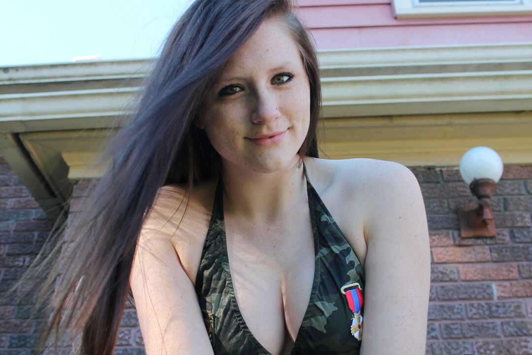 12P La adolescente amateur Freckles 18 pierde las tetas y el culo con un vestido de camuflaje