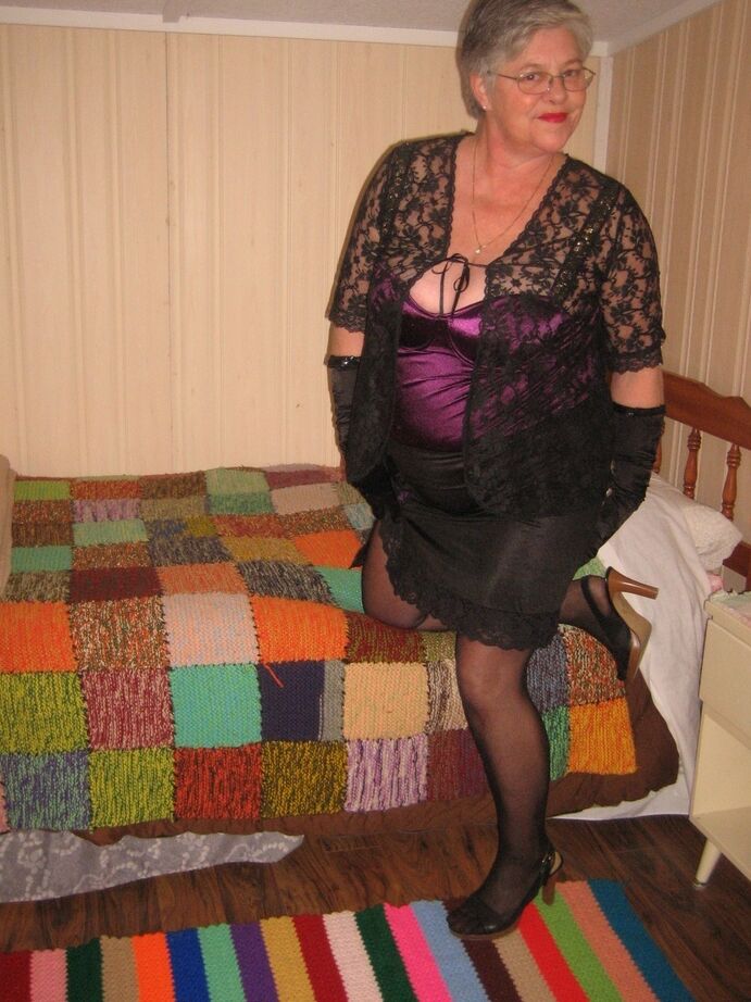 20P La vieja y gorda Girdle Goddess se desnuda en su habitación mientras usa guantes negros