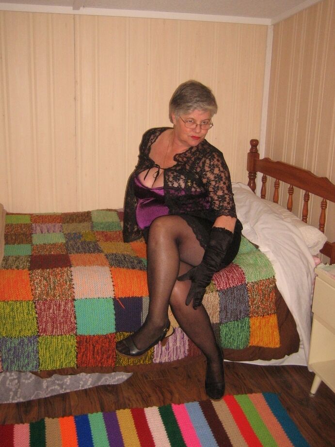 20P La vieja y gorda Girdle Goddess se desnuda en su habitación mientras usa guantes negros