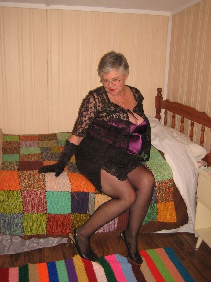 20P La vieja y gorda Girdle Goddess se desnuda en su habitación mientras usa guantes negros