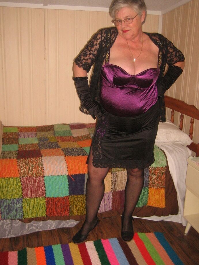 20P La vieja y gorda Girdle Goddess se desnuda en su habitación mientras usa guantes negros