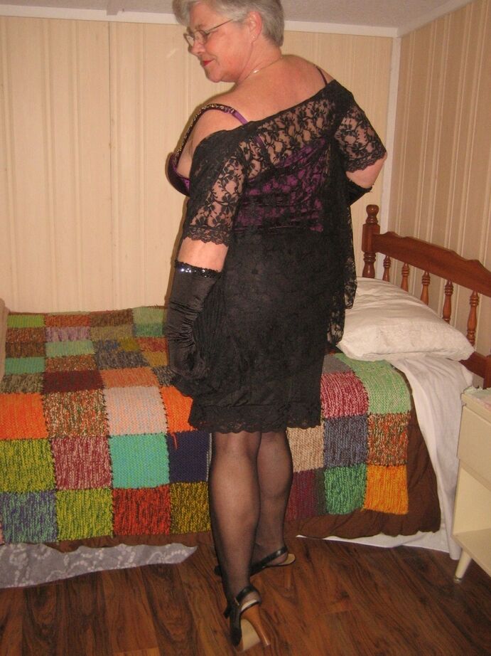 20P La vieja y gorda Girdle Goddess se desnuda en su habitación mientras usa guantes negros