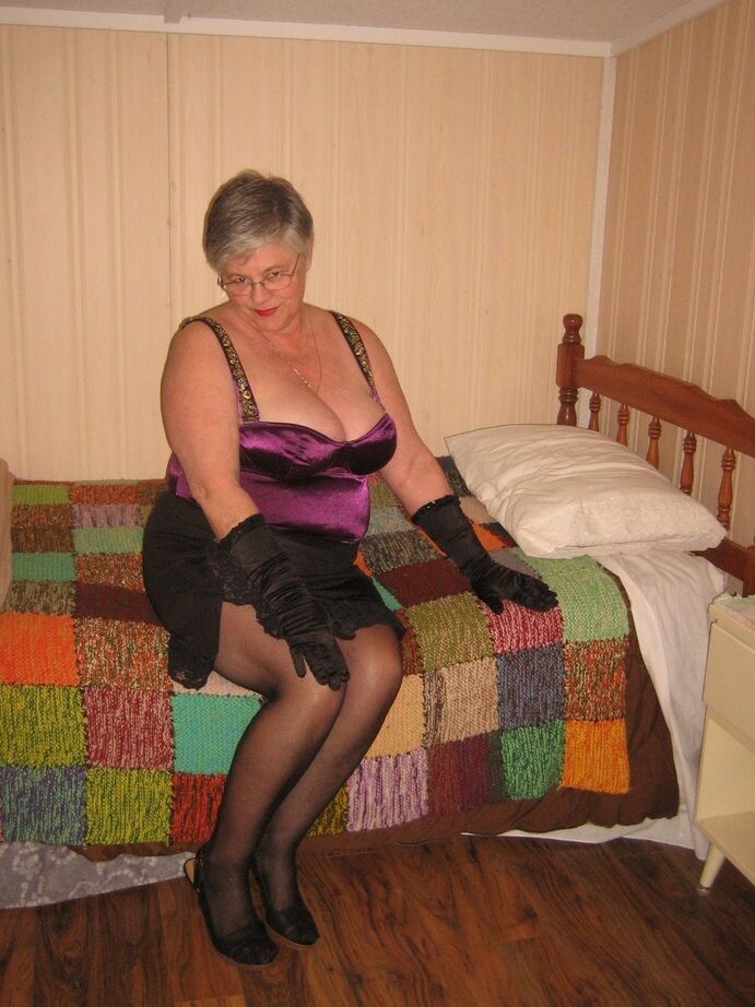 20P La vieja y gorda Girdle Goddess se desnuda en su habitación mientras usa guantes negros