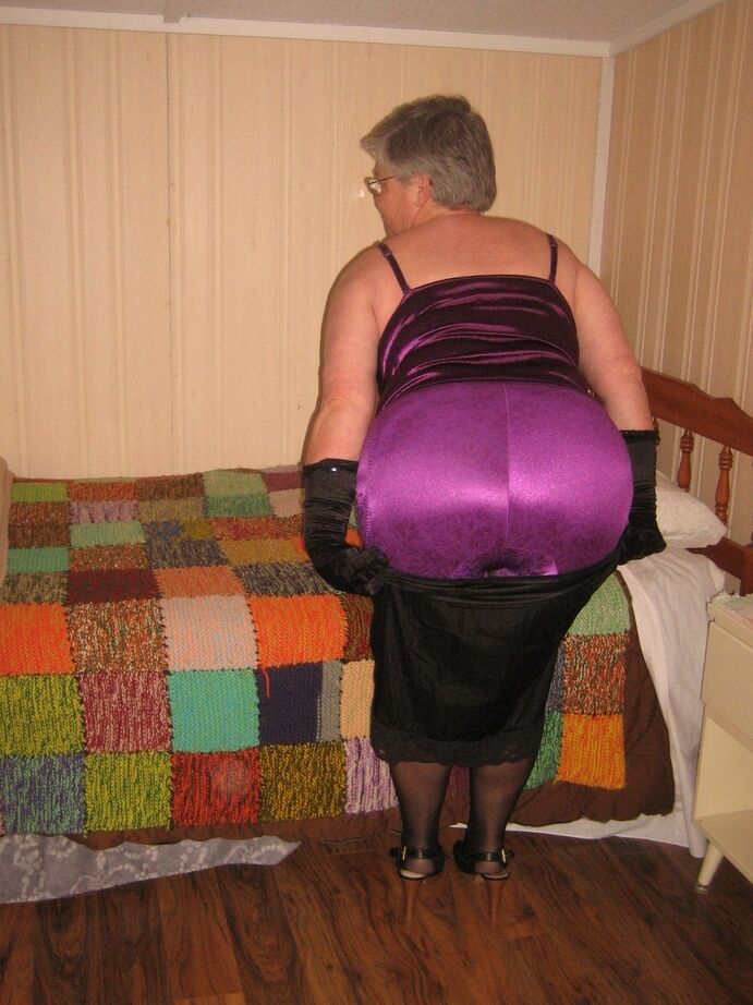 20P La vieja y gorda Girdle Goddess se desnuda en su habitación mientras usa guantes negros
