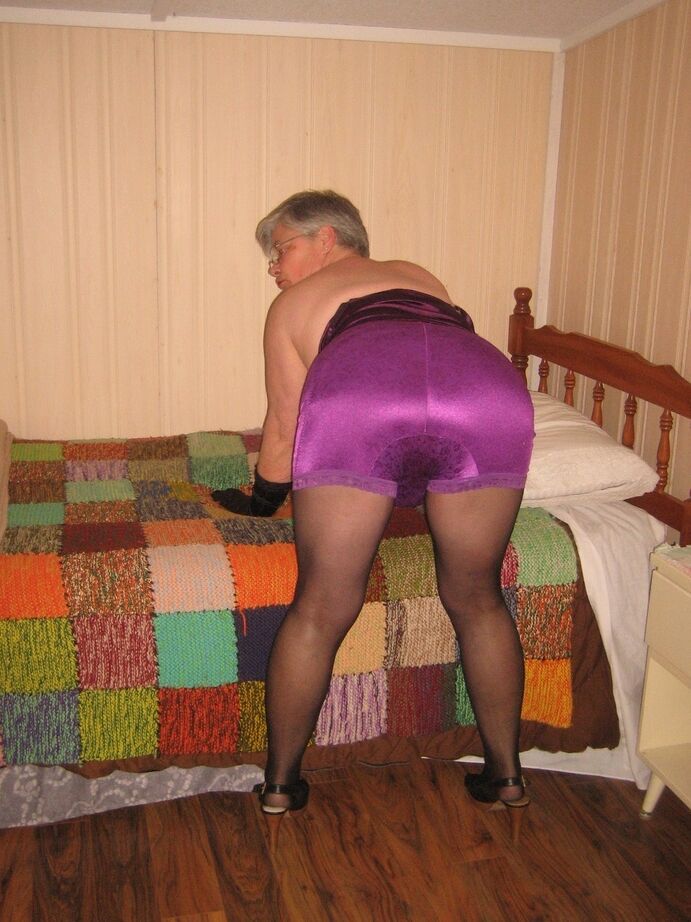 20P La vieja y gorda Girdle Goddess se desnuda en su habitación mientras usa guantes negros