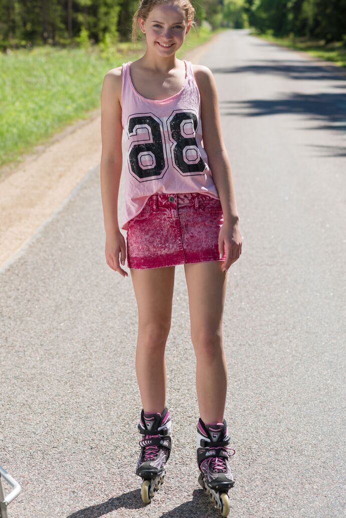 20P Jovem loira Faina fica nua no meio da estrada usando patins