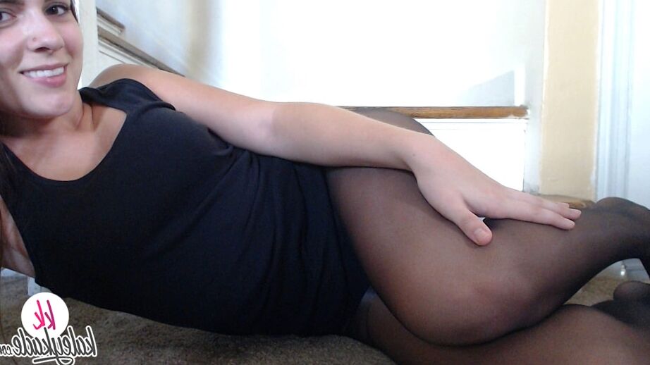 15P Le modèle amateur Kaley Kade pose non nue en collants noirs.