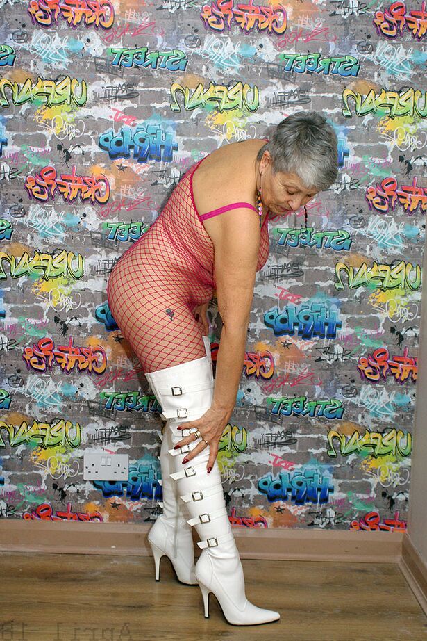 20P Savana, mamie audacieuse, pose sur la cuisse en bas de corps en résille