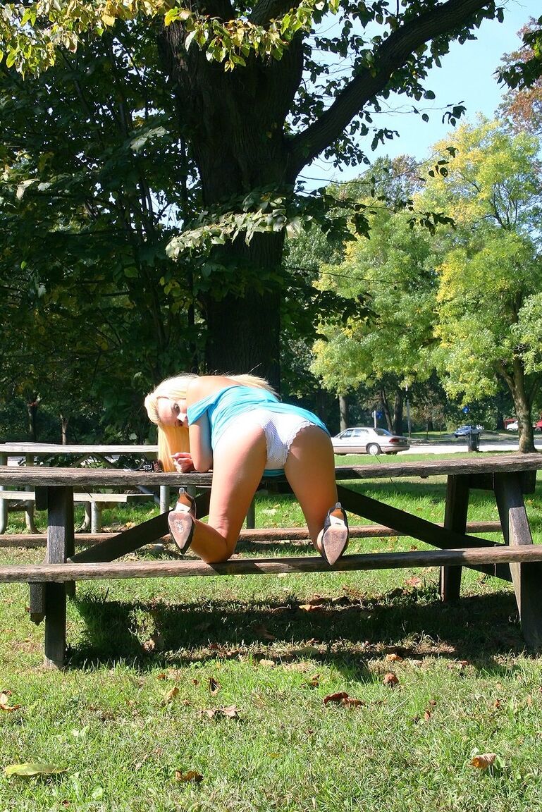 16P L'amatrice blonde Yelena expose ses sous-vêtements sur une table de pique-nique dans un parc