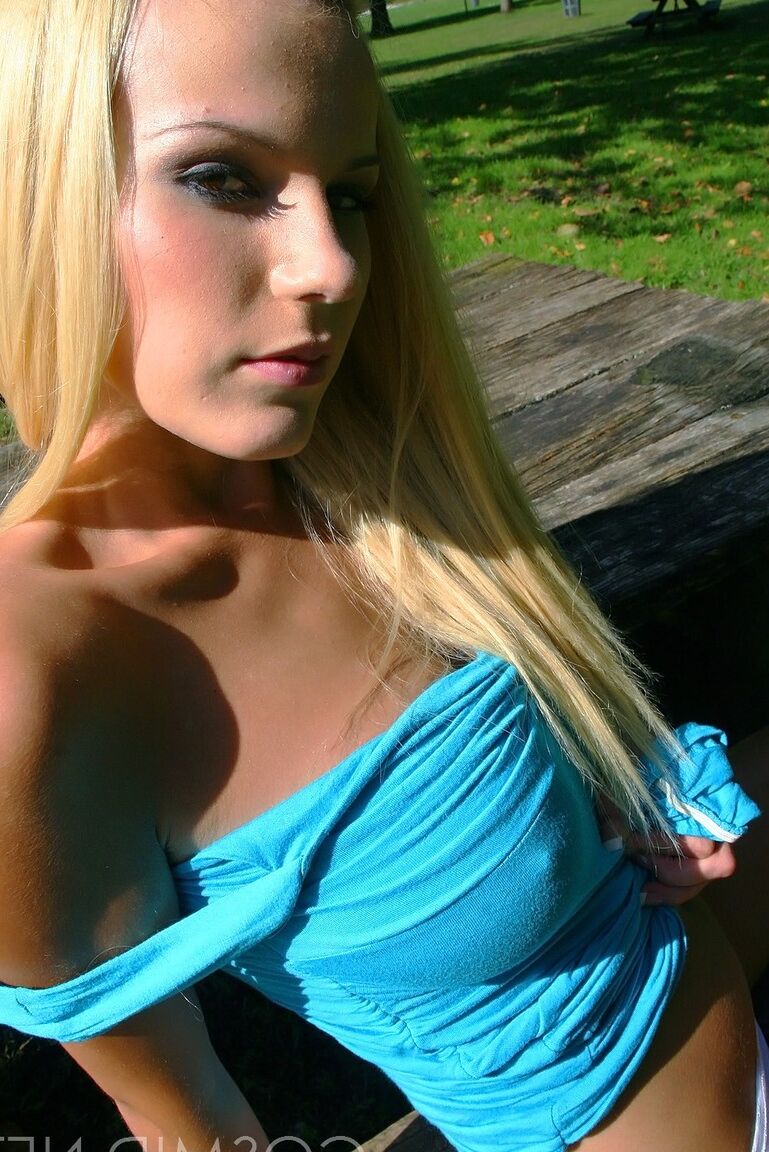 16P L'amatrice blonde Yelena expose ses sous-vêtements sur une table de pique-nique dans un parc
