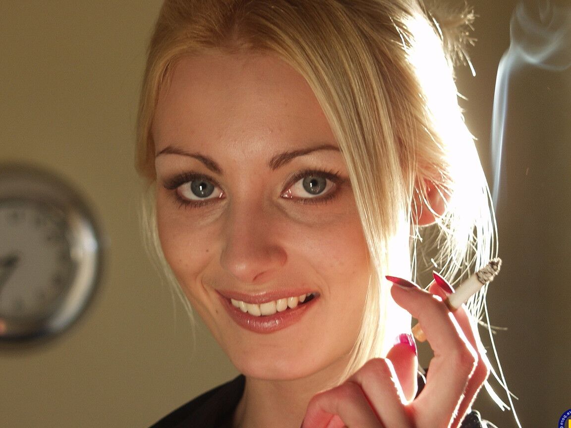 21P Die dünne Amateurin Monica zieht ihre Kleidung aus
