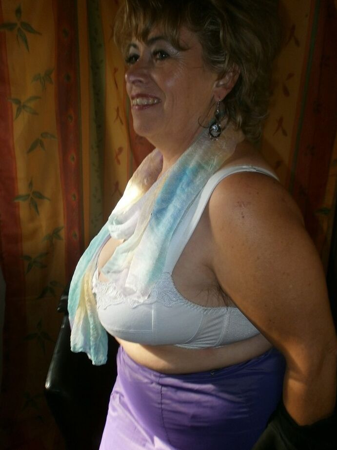 20P Mulher mais velha de saia e meia preta tira a blusa