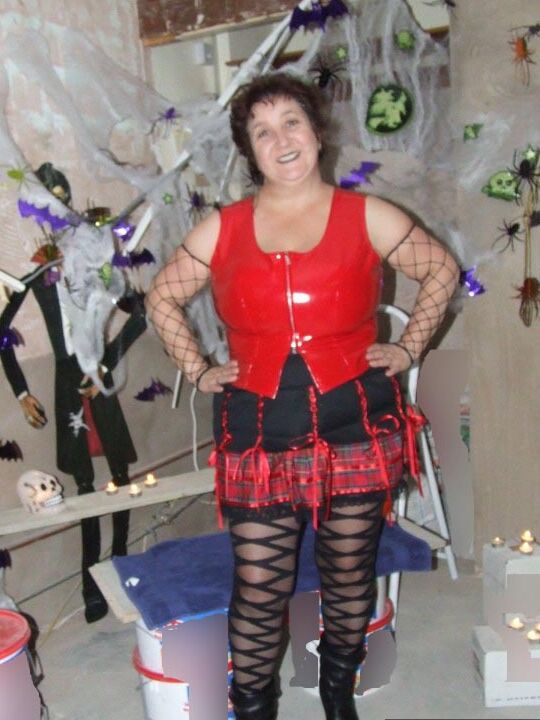 20P Kinky Carol, une grosse femme plus âgée, découvre ses gros seins avant de se masturber