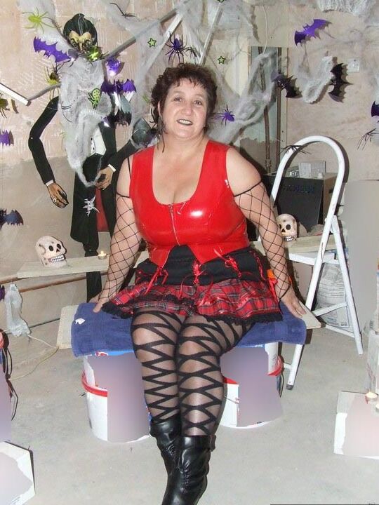 20P Kinky Carol, une grosse femme plus âgée, découvre ses gros seins avant de se masturber