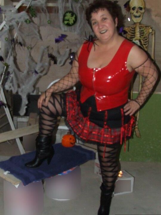 20P Kinky Carol, une grosse femme plus âgée, découvre ses gros seins avant de se masturber