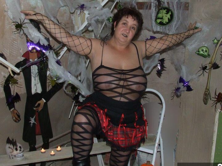 20P Kinky Carol, une grosse femme plus âgée, découvre ses gros seins avant de se masturber