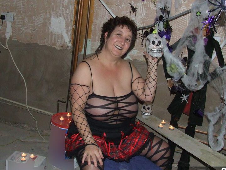 20P Kinky Carol, une grosse femme plus âgée, découvre ses gros seins avant de se masturber